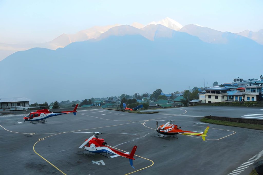 helicopters-at-lukla